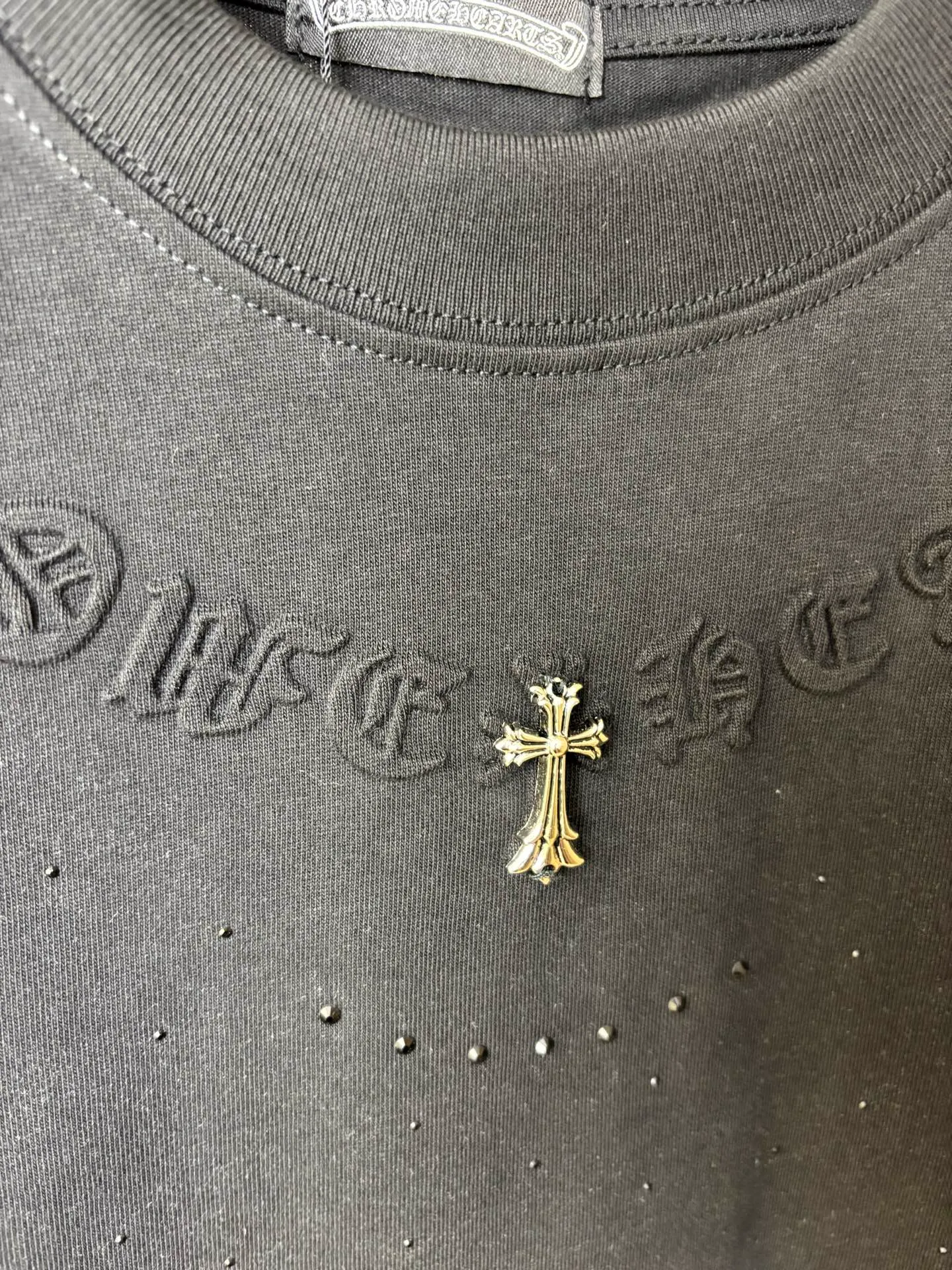 P150 Style number: DC 68# Chrome Hearts Chrome Hearts embossed logo on the chest + hot-drilled baby's breath short-sleeved T-shirt 280 grams of pure cotton double-sand fabric All fabrics have been shrunk in advance Quality first What you see is what you get The pattern will not change after one wash Distinguish some disposable clothes in the market Three labels Complete packaging All restored to the original version Customized Same style for men and women A more classic version The pattern is very unique 💕 Color: Black Size: S-XL (Picture 9⃣️Size chart)